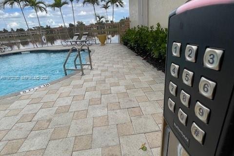 Touwnhouse à vendre à Miami, Floride: 3 chambres, 150.41 m2 № 2033350 - photo 18