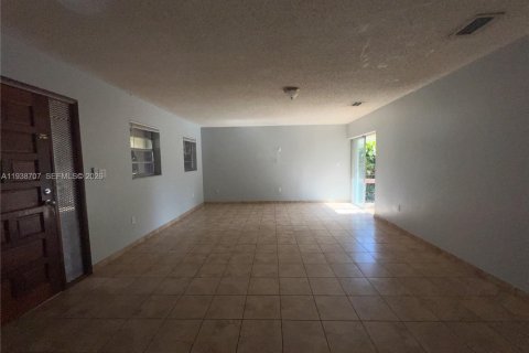 House in Miami, Florida 3 bedrooms, 142.98 sq.m. № 1999574 - photo 11