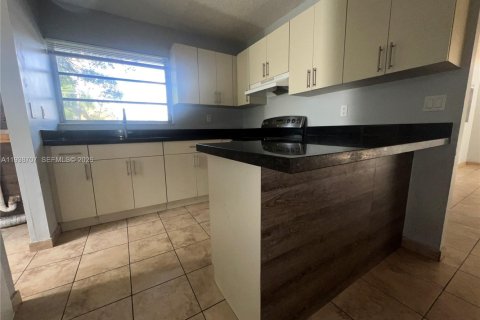 House in Miami, Florida 3 bedrooms, 142.98 sq.m. № 1999574 - photo 12