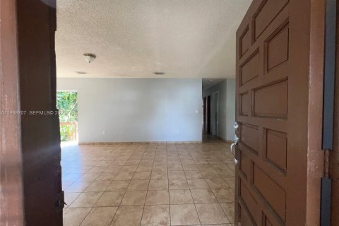 House in Miami, Florida 3 bedrooms, 142.98 sq.m. № 1999574 - photo 6