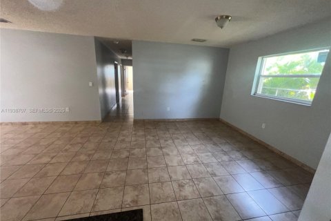 House in Miami, Florida 3 bedrooms, 142.98 sq.m. № 1999574 - photo 19