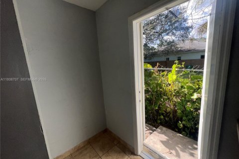 House in Miami, Florida 3 bedrooms, 142.98 sq.m. № 1999574 - photo 18