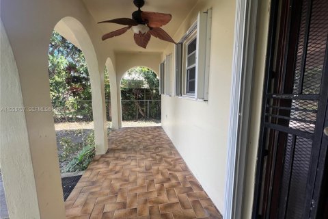 House in Miami, Florida 3 bedrooms, 142.98 sq.m. № 1999574 - photo 5