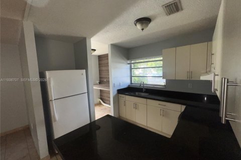 House in Miami, Florida 3 bedrooms, 142.98 sq.m. № 1999574 - photo 14