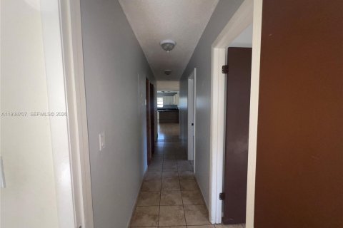 House in Miami, Florida 3 bedrooms, 142.98 sq.m. № 1999574 - photo 20