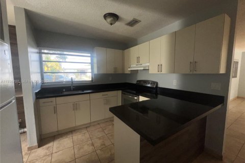 House in Miami, Florida 3 bedrooms, 142.98 sq.m. № 1999574 - photo 13