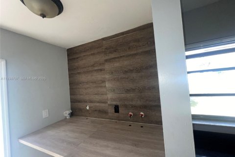 House in Miami, Florida 3 bedrooms, 142.98 sq.m. № 1999574 - photo 16