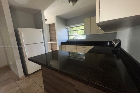 House in Miami, Florida 3 bedrooms, 142.98 sq.m. № 1999574 - photo 15