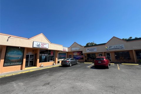 Propiedad comercial en alquiler en Gulfport, Florida, 225.75 m2 № 1781119 - foto 2