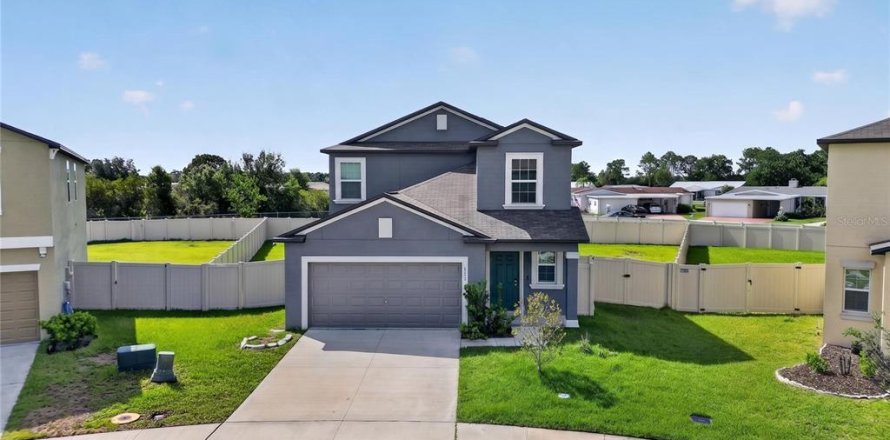 House in Lakeland, Florida 5 bedrooms, 232.72 sq.m. № 2232315