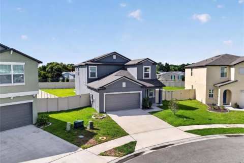 House in Lakeland, Florida 5 bedrooms, 232.72 sq.m. № 2232315 - photo 3
