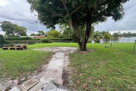 Villa ou maison à louer à Hialeah, Floride: 4 chambres, 225.57 m2 № 2384536 - photo 2