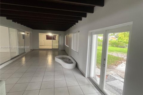 Villa ou maison à louer à Hialeah, Floride: 4 chambres, 225.57 m2 № 2384536 - photo 8