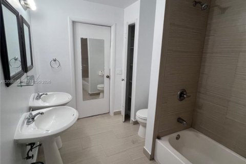 Villa ou maison à louer à Hialeah, Floride: 4 chambres, 225.57 m2 № 2384536 - photo 9