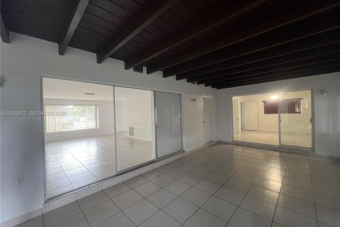 Villa ou maison à louer à Hialeah, Floride: 4 chambres, 225.57 m2 № 2384536 - photo 4