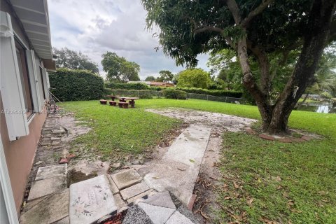 Villa ou maison à louer à Hialeah, Floride: 4 chambres, 225.57 m2 № 2384536 - photo 13