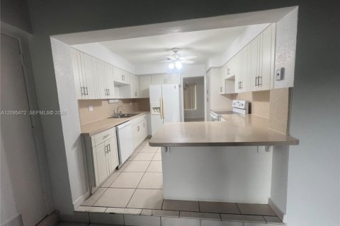 Villa ou maison à louer à Hialeah, Floride: 4 chambres, 225.57 m2 № 2384536 - photo 3