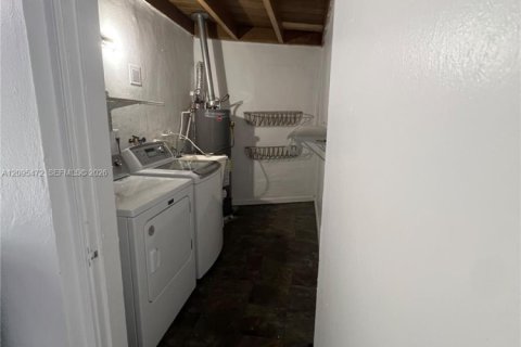 Villa ou maison à louer à Hialeah, Floride: 4 chambres, 225.57 m2 № 2384536 - photo 11
