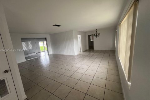 Villa ou maison à louer à Hialeah, Floride: 4 chambres, 225.57 m2 № 2384536 - photo 5