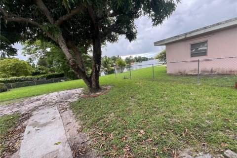 Villa ou maison à louer à Hialeah, Floride: 4 chambres, 225.57 m2 № 2384536 - photo 10