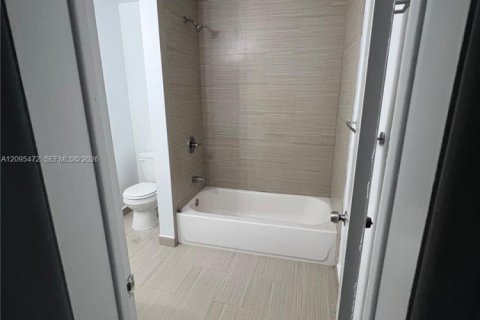 Villa ou maison à louer à Hialeah, Floride: 4 chambres, 225.57 m2 № 2384536 - photo 7
