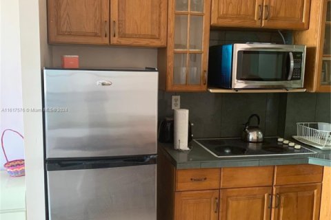 Condo in Sunny Isles Beach, Florida  № 1703027 - photo 5