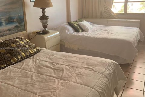 Condo in Sunny Isles Beach, Florida  № 1703027 - photo 1