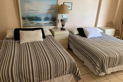 Condo in Sunny Isles Beach, Florida  № 1703027 - photo 8