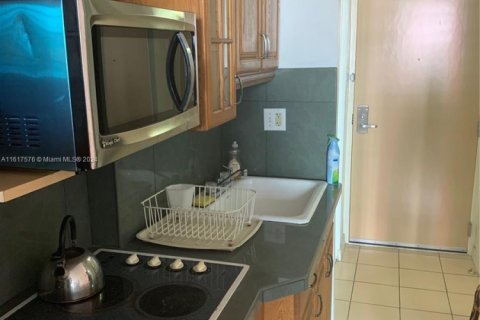 Condo in Sunny Isles Beach, Florida  № 1703027 - photo 6
