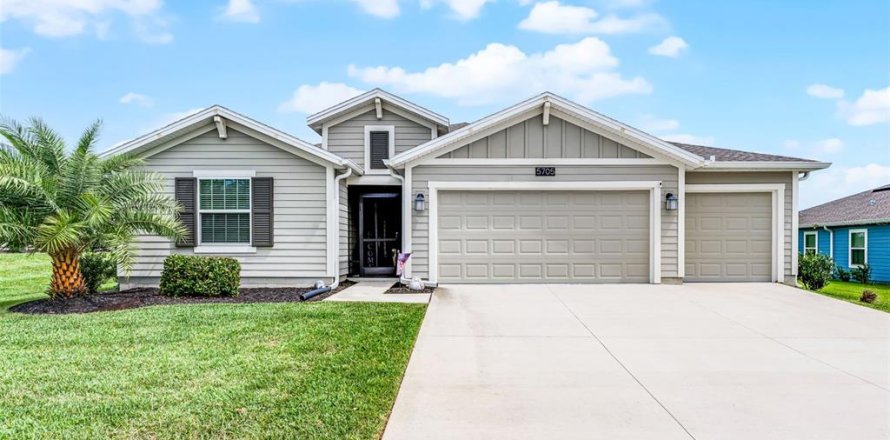 House in Mount Dora, Florida 4 bedrooms, 243.5 sq.m. № 1899191