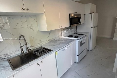 Villa ou maison à louer à Miami, Floride: 2 chambres, 65.03 m2 № 1966837 - photo 3