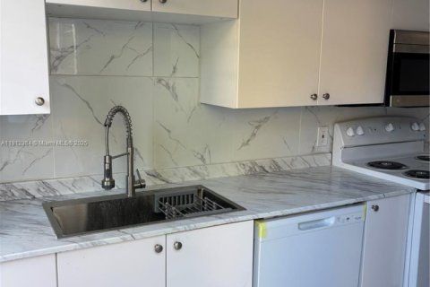 Villa ou maison à louer à Miami, Floride: 2 chambres, 65.03 m2 № 1966837 - photo 2