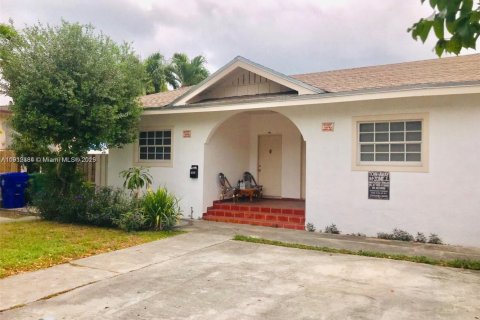 Villa ou maison à louer à Miami, Floride: 2 chambres, 65.03 m2 № 1966837 - photo 10