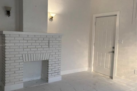 Villa ou maison à louer à Miami, Floride: 2 chambres, 65.03 m2 № 1966837 - photo 1