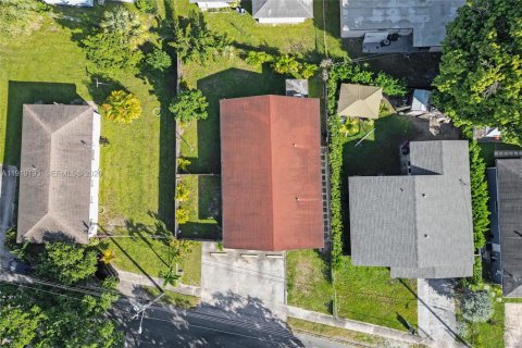 Снять в аренду виллу или дом в Дания-Бич, Флорида 2 спальни, 149.57м2, № 2082673 - фото 13