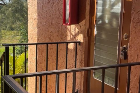 Condo in Sunrise, Florida, 2 bedrooms  № 1860427 - photo 2