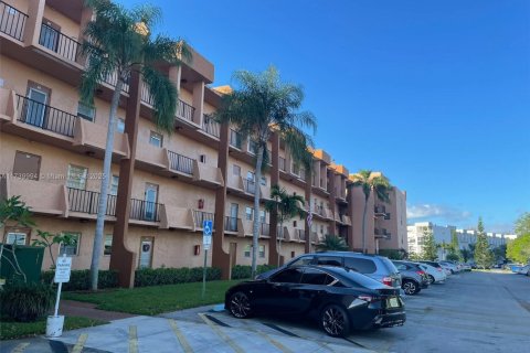 Condo in Sunrise, Florida, 2 bedrooms  № 1860427 - photo 17