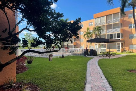Condo in Sunrise, Florida, 2 bedrooms  № 1860427 - photo 19
