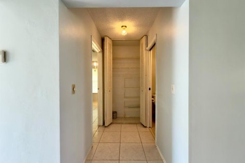 Купить кондоминиум в Лейк-Уорт, Флорида 4 комнаты, 95.13м2, № 2082687 - фото 10