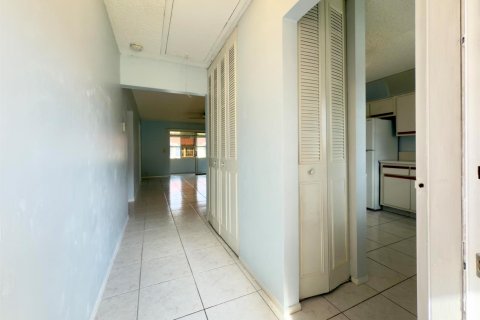 Купить кондоминиум в Лейк-Уорт, Флорида 4 комнаты, 95.13м2, № 2082687 - фото 3