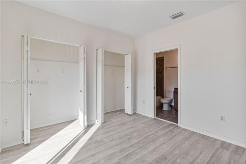 Снять в аренду таунхаус в Хомстед, Флорида 2 спальни, 150.13м2, № 1995855 - фото 30