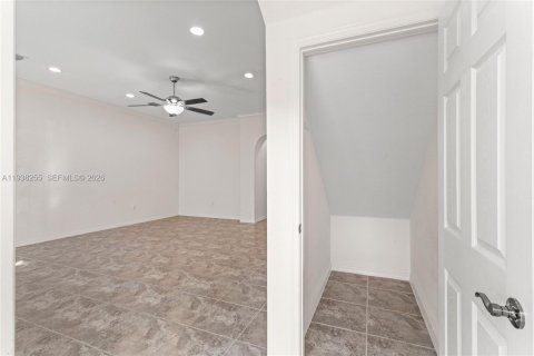 Снять в аренду таунхаус в Хомстед, Флорида 2 спальни, 150.13м2, № 1995855 - фото 4