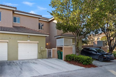 Снять в аренду таунхаус в Хомстед, Флорида 2 спальни, 150.13м2, № 1995855 - фото 2