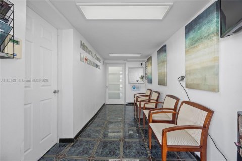 Propiedad comercial en venta en Oakland Park, Florida № 1750400 - foto 3