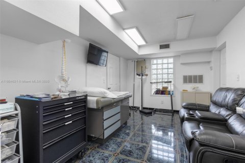 Propiedad comercial en venta en Oakland Park, Florida № 1750400 - foto 11