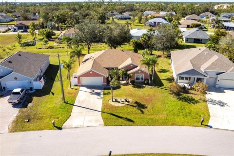 House in Punta Gorda, Florida 4 bedrooms, 214.05 sq.m. № 1919938 - photo 2