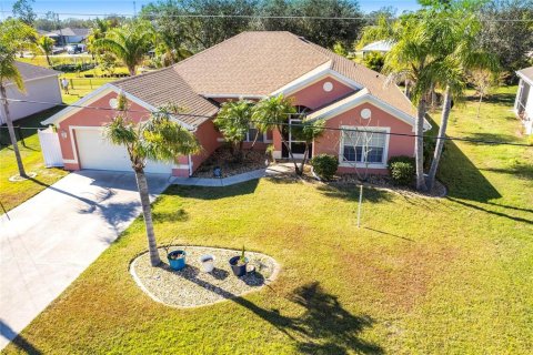 House in Punta Gorda, Florida 4 bedrooms, 214.05 sq.m. № 1919938 - photo 1