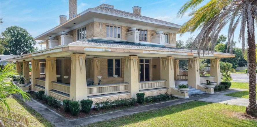 House in Lakeland, Florida 7 bedrooms, 621.14 sq.m. № 2396801