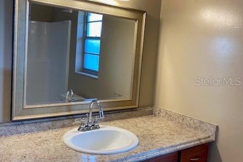 Condo in Winter Garden, Florida, 2 bedrooms  № 2213633 - photo 8