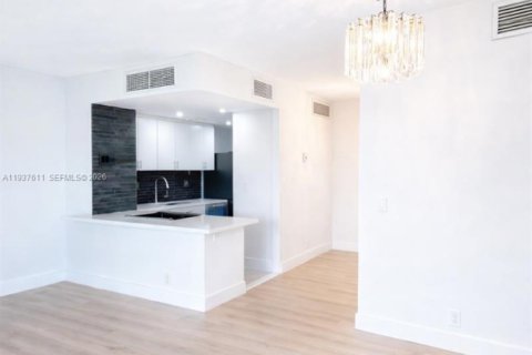 Снять в аренду кондоминиум в Майами, Флорида 2 спальни, 102.56м2, № 1995525 - фото 4